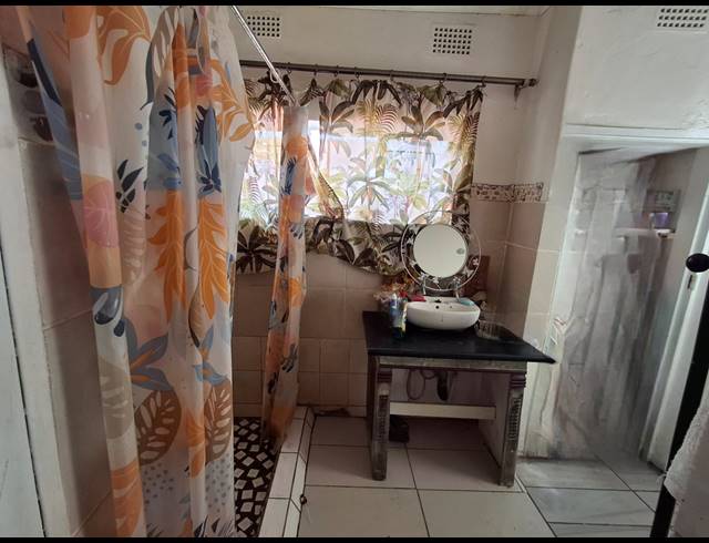 5 BEDROOM HOUSE FOR SALE IN OOS EINDE